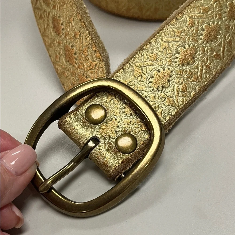 Elegant Gold Women's Belt with Textured Design